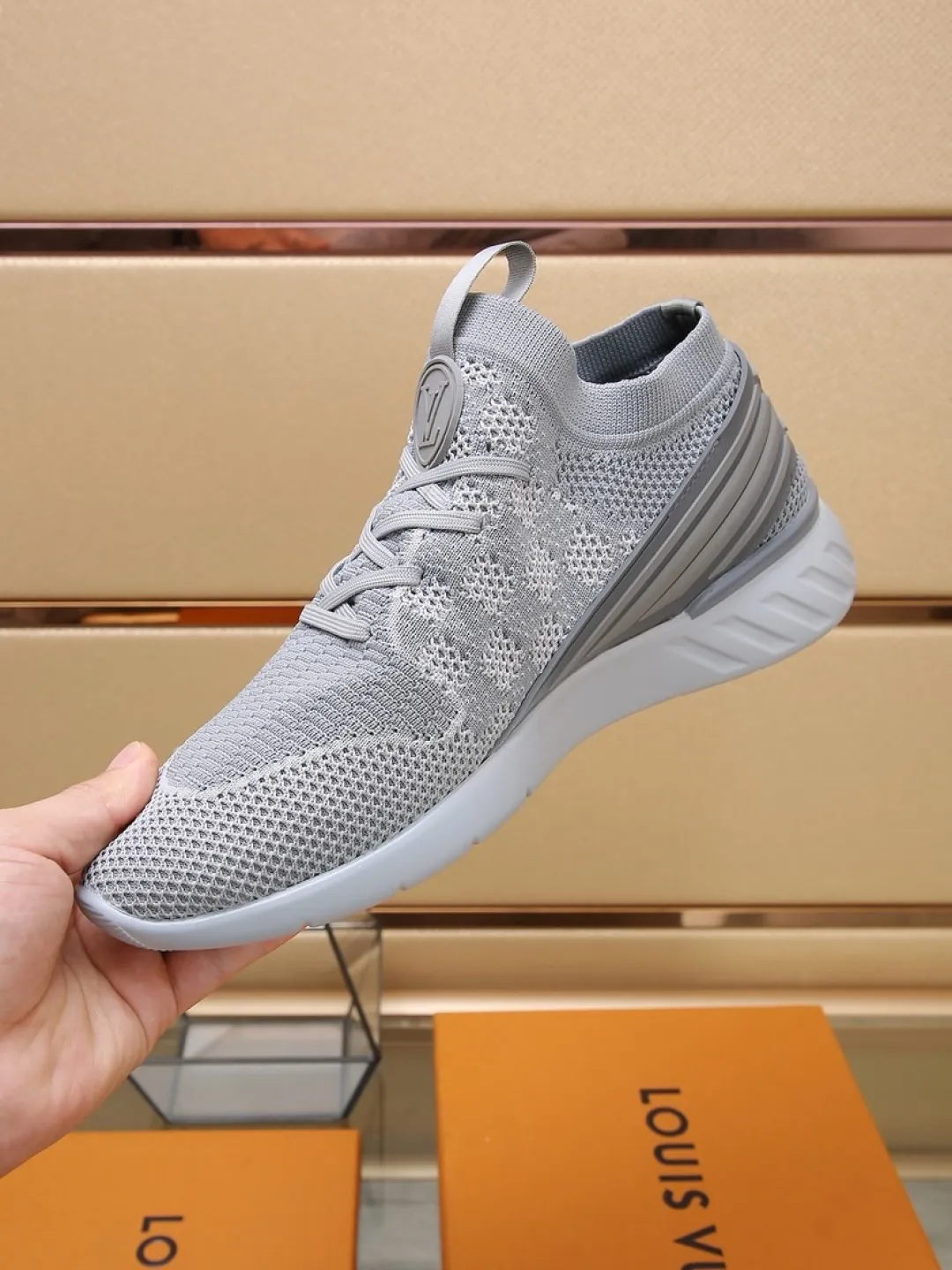 Men's shoes 💰P420💰"LOUI* VUITTO*" latest popular men's casual shoes ✔️This model is made of the original breathable fly woven fabric. The real thing is super shiny⚡️ Fashionable and versatile. The toe last shape is firm and full. The soles are LV original molds and can be put in and out at will. It is light and comfortable for the foot~Purely handmade, details determine the quality! Size:38-44